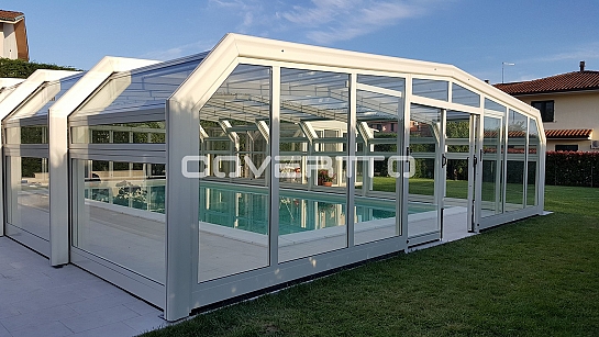 Cubierta de piscina telescópica.
