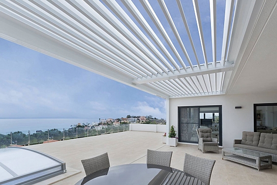 PÉRGOLA BIOCLIMÁTICA SAXUN INSTALADA EN UN CHALET DE LA COSTA BLANCA