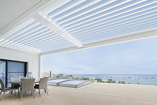 PÉRGOLA BIOCLIMÁTICA SAXUN INSTALADA EN UN CHALET DE LA COSTA BLANCA