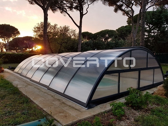 Cubierta de piscina curva.