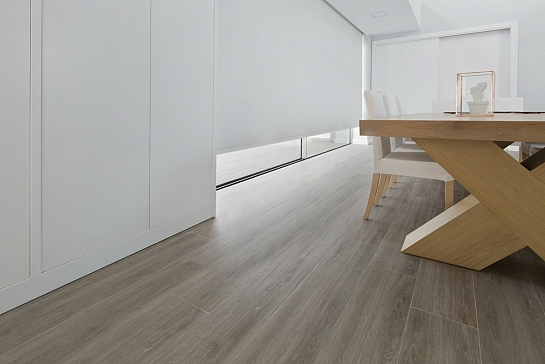 ESTORES ENROLLABLES INSTALADOS EN HOGAR MINIMALISTA