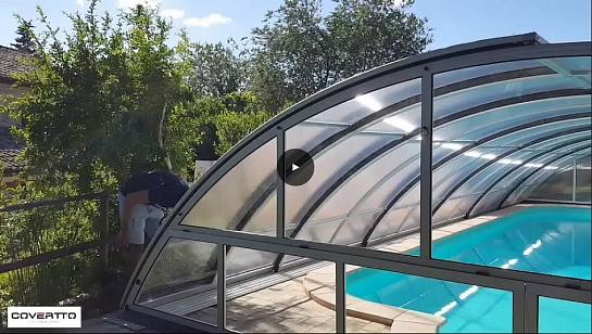 Cubierta de piscina. Puerta lateral.