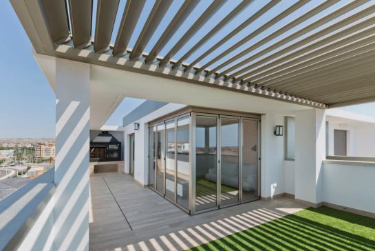 PÉRGOLA BIOCLIMÁTICA SAXUN EN EXCLUSIVO ÁTICO