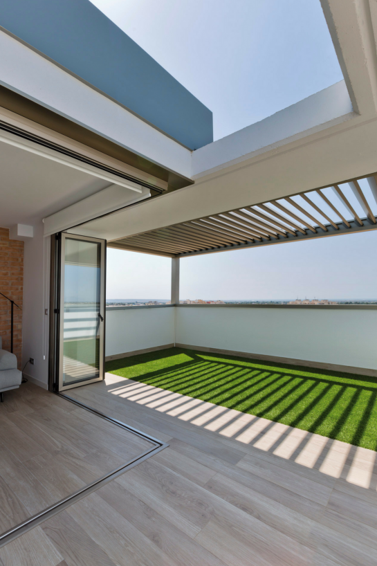 PÉRGOLA BIOCLIMÁTICA SAXUN EN EXCLUSIVO ÁTICO