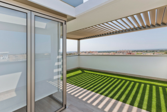 PÉRGOLA BIOCLIMÁTICA SAXUN EN EXCLUSIVO ÁTICO
