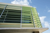 CELOSÍA O-300 PARA PROTEGER VENTANAS DE UN EDIFICIO INDUSTRIAL