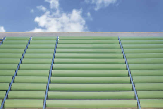 CELOSÍA O-300 PARA PROTEGER VENTANAS DE UN EDIFICIO INDUSTRIAL