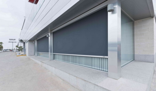 WIND SCREENS INSTALADOS EN OFICINA MODERNA
