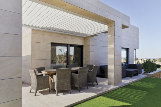 PÉRGOLA BIOCLIMÁTICA SAXUN INSTALADA EN CHALET EN LA COSTA NORTE DE ALICANTE