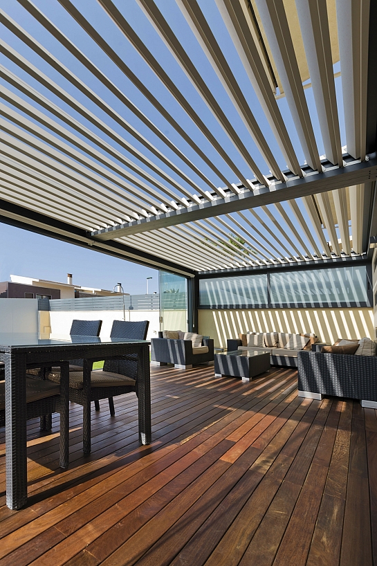 PÉRGOLA BIOCLIMÁTICA SAXUN INSTALADA EN CHALET MINIMALISTA