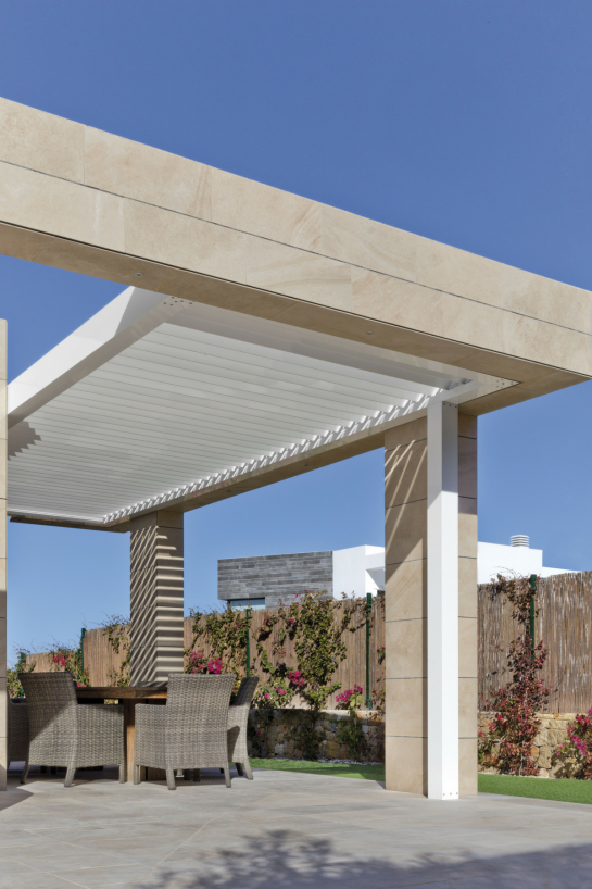 PÉRGOLA BIOCLIMÁTICA SAXUN INSTALADA EN CHALET EN LA COSTA NORTE DE ALICANTE