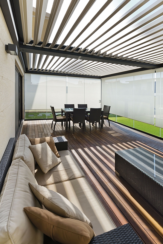 PÉRGOLA BIOCLIMÁTICA SAXUN INSTALADA EN CHALET MINIMALISTA
