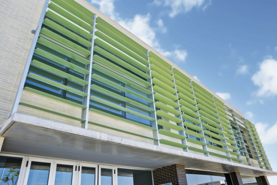 CELOSÍA O-300 PARA PROTEGER VENTANAS DE UN EDIFICIO INDUSTRIAL