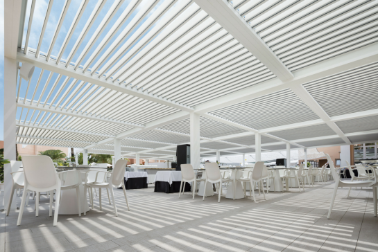 PÉRGOLA BIOCLIMÁTICA INSTALADA EN HOTEL EXCLUSIVO
