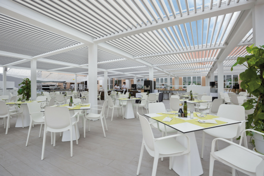 PÉRGOLA BIOCLIMÁTICA INSTALADA EN HOTEL EXCLUSIVO