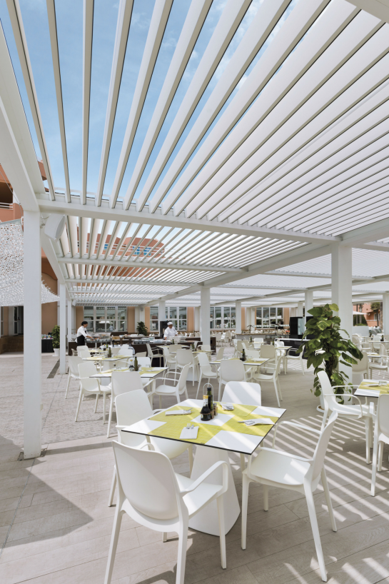 PÉRGOLA BIOCLIMÁTICA INSTALADA EN HOTEL EXCLUSIVO