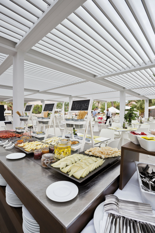 PÉRGOLA BIOCLIMÁTICA INSTALADA EN HOTEL EXCLUSIVO