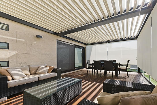 PÉRGOLA BIOCLIMÁTICA SAXUN INSTALADA EN CHALET MINIMALISTA
