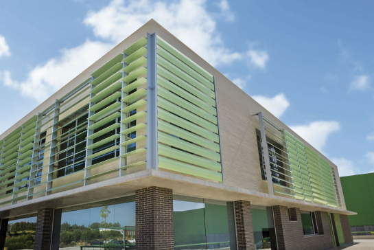 CELOSÍA O-300 PARA PROTEGER VENTANAS DE UN EDIFICIO INDUSTRIAL