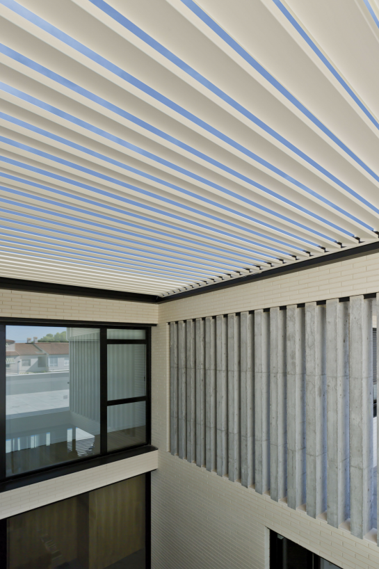 PÉRGOLA BIOCLIMÁTICA INSTALADA EN VIVIENDA MODERNA