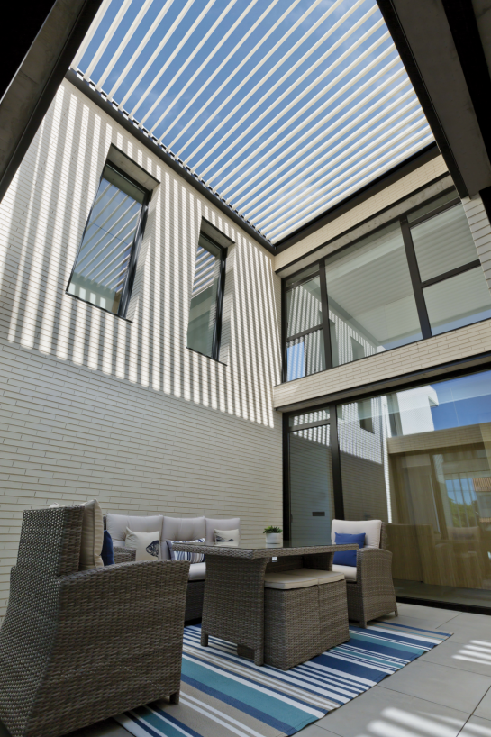 PÉRGOLA BIOCLIMÁTICA INSTALADA EN VIVIENDA MODERNA