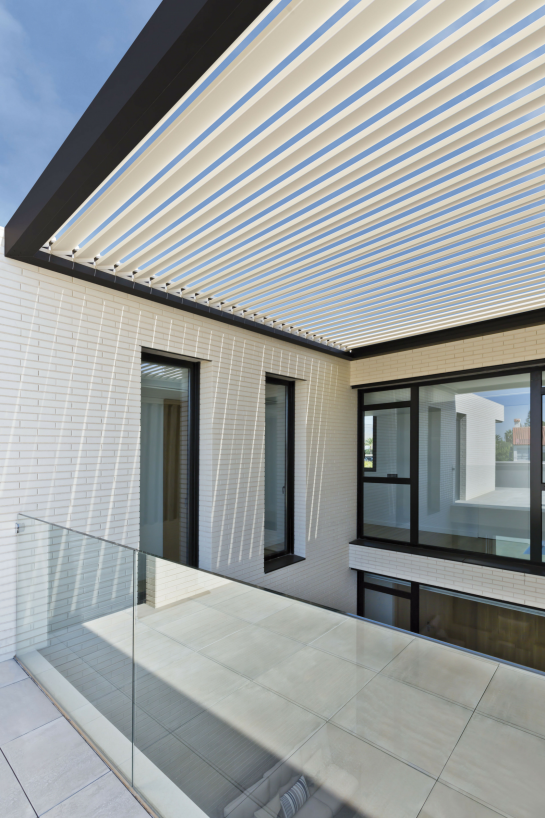 PÉRGOLA BIOCLIMÁTICA INSTALADA EN VIVIENDA MODERNA