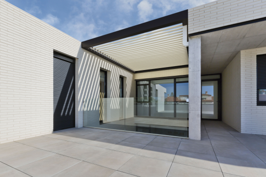 PÉRGOLA BIOCLIMÁTICA INSTALADA EN VIVIENDA MODERNA