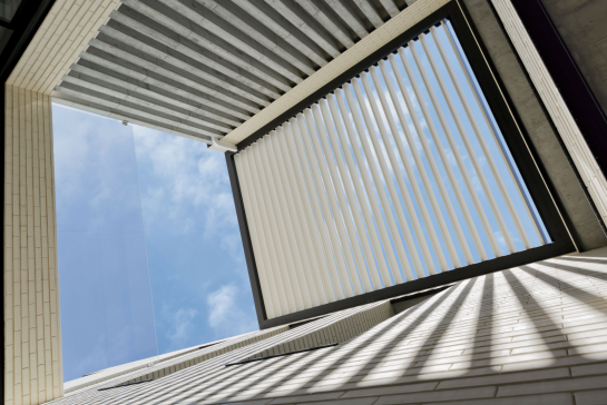 PÉRGOLA BIOCLIMÁTICA INSTALADA EN VIVIENDA MODERNA