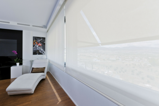 ESTORES ENROLLABLES INSTALADOS EN VIVIENDA MUY LUMINOSA