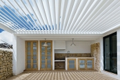 PÉRGOLA BIOCLIMÁTICA SAXUN INSTALADA EN CHALET EN LA COSTA NORTE DE ALICANTE