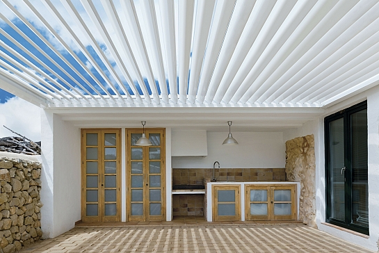PÉRGOLA BIOCLIMÁTICA SAXUN INSTALADA EN CHALET EN LA COSTA NORTE DE ALICANTE