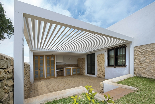 PÉRGOLA BIOCLIMÁTICA SAXUN INSTALADA EN CHALET EN LA COSTA NORTE DE ALICANTE
