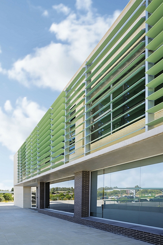 CELOSÍA O-300 PARA PROTEGER VENTANAS DE UN EDIFICIO INDUSTRIAL
