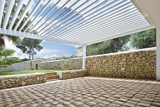 PÉRGOLA BIOCLIMÁTICA SAXUN INSTALADA EN CHALET EN LA COSTA NORTE DE ALICANTE
