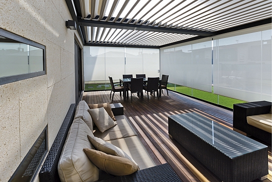 PÉRGOLA BIOCLIMÁTICA SAXUN INSTALADA EN CHALET MINIMALISTA
