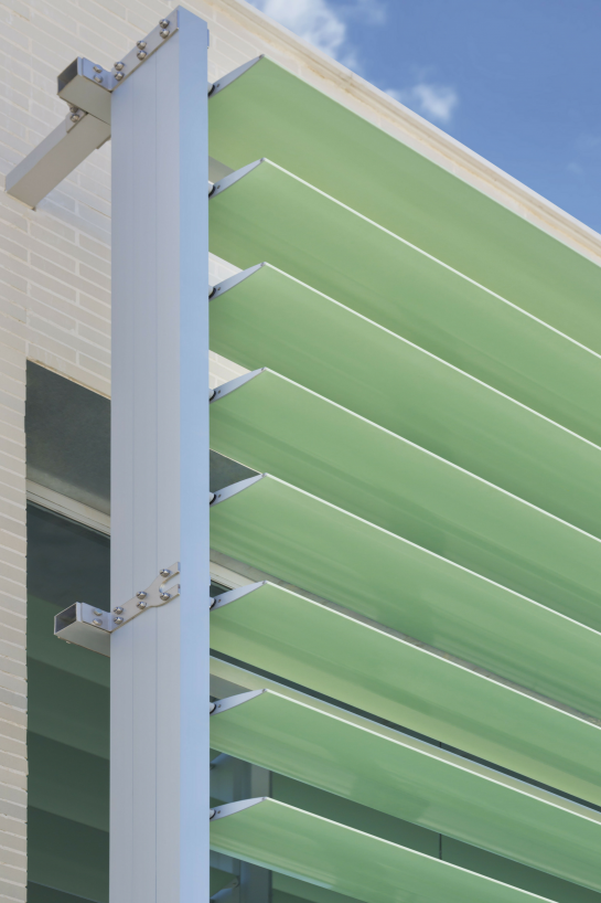 CELOSÍA O-300 PARA PROTEGER VENTANAS DE UN EDIFICIO INDUSTRIAL