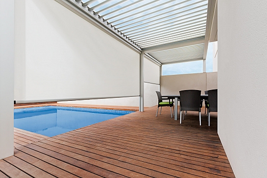 PÉRGOLAS BIOCLIMÁTICAS EN CASA MINIMALISTA