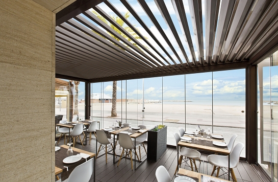 PÉRGOLA BIOCLIMÁTICA EN HAMBURGUESERÍA