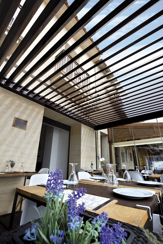 PÉRGOLA BIOCLIMÁTICA EN HAMBURGUESERÍA