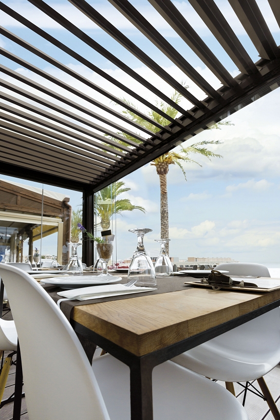 PÉRGOLA BIOCLIMÁTICA EN HAMBURGUESERÍA