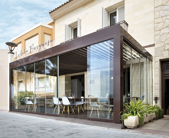 PÉRGOLA BIOCLIMÁTICA EN HAMBURGUESERÍA