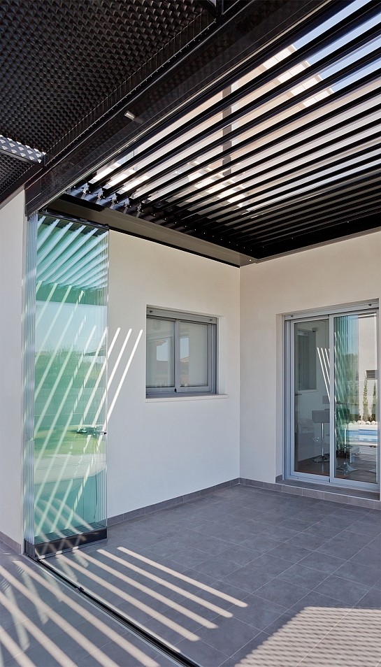 PÉRGOLA BIOCLIMÁTICA INSTALADA EN UNA VIVIENDA DEL INTERIOR DE MURCIA