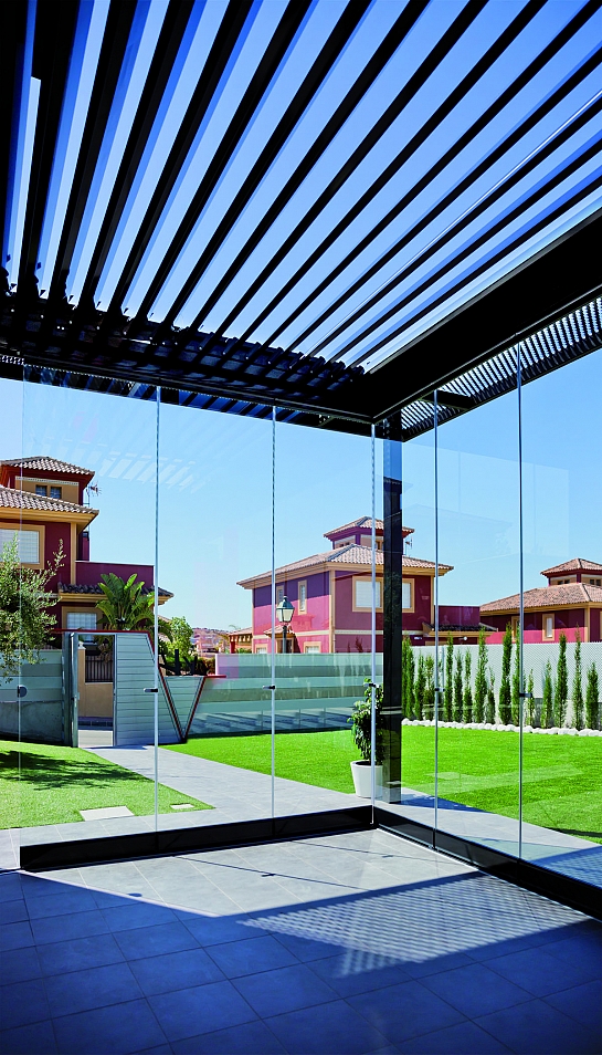 PÉRGOLA BIOCLIMÁTICA INSTALADA EN UNA VIVIENDA DEL INTERIOR DE MURCIA