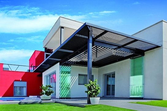 PÉRGOLA BIOCLIMÁTICA INSTALADA EN UNA VIVIENDA DEL INTERIOR DE MURCIA