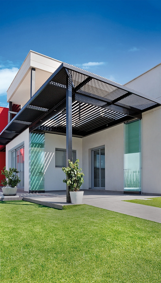 PÉRGOLA BIOCLIMÁTICA INSTALADA EN UNA VIVIENDA DEL INTERIOR DE MURCIA