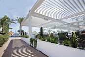  PÉRGOLA BIOCLIMÁTICA PROTEGIENDO LA TERRAZA DE RESTAURANTE MEDITERRÁNEO