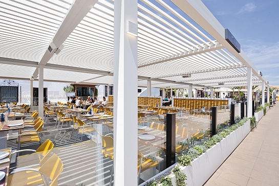 PÉRGOLA BIOCLIMÁTICA PROTEGIENDO LA TERRAZA DE RESTAURANTE MEDITERRÁNEO