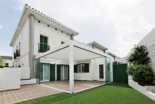 PÉRGOLA BIOCLIMÁTICA PROTEGIENDO LA TERRAZA DE UNA VIVIENDA UNIFAMILIAR