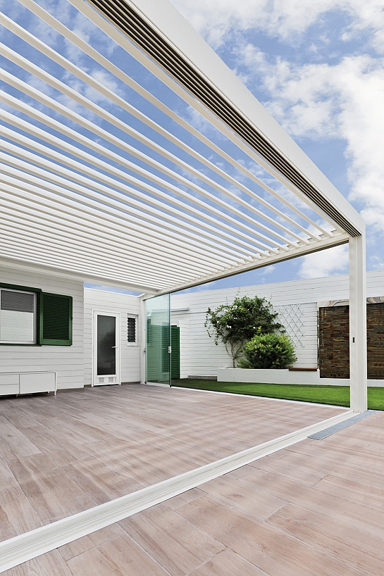 PÉRGOLA BIOCLIMÁTICA PROTEGIENDO LA TERRAZA DE UNA VIVIENDA UNIFAMILIAR