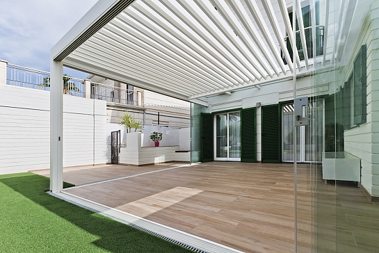 PÉRGOLA BIOCLIMÁTICA PROTEGIENDO LA TERRAZA DE UNA VIVIENDA UNIFAMILIAR